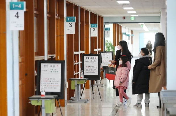 2일 오전 대구 동구 동대구초등학교에서 열린 2023학년도 신입생 예비소집에서 신입생과 학부모들이 면접 교실을 찾아가고 있다. 사진=연합뉴스