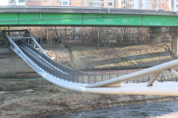 3일 오전 서울 영등포구 도림동과 신도림역을 잇는 도림보도육교가 내려앉아 진입이 통제됐다. /사진=연합뉴스