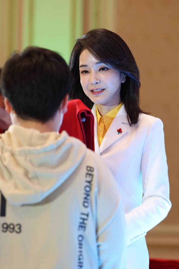 김건희 여사가 지난해 12월 23일 청와대 영빈관에서 열린 보호아동·자립준비청년과 함께하는 크리스마스 행사에 참석하고 있다. 대통령실 제공