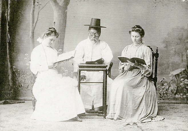 1905년 호주에서 남태평양을 지나 부산에 도착한 용감한 호주 여인 메리 켈리(오른쪽)와 니븐. 이들이 한국어 선생인 박신연으로부터 한국어 교육을 받고 있다. 두 여성은 경남 진주 등을 중심으로 근대식 학교를 세우고 교사로 활동한다.  