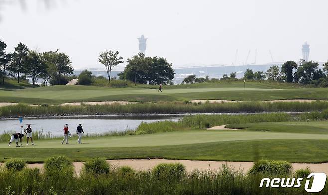 (인천공항=뉴스1) 권현진 기자 = 22일 인천국제공항공사가 스카이72를 상대로 낸 골프장 클럽하우스 등 부동산 인도 청구 소송(부동산 인도·소유권 이전 등기 절차 이행)에서 승소했다. 지난해 말 골프장 사용 계약이 만료되면서 올해 1월 인천국제공항공사는 골프장 소유권 인도를, 스카이72는 계약갱신을 주장하며 법적 공방을 벌여왔다. 사진은 22일 스카이72 골프장에서 인천공항 쪽을 바라본 모습. 2021.7.22/뉴스1