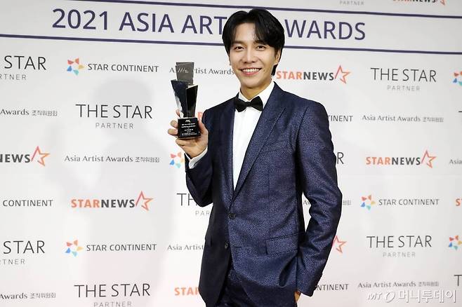 배우 이승기가 2일 오후 서울 강서구 KBS아레나에서 진행된 '2021 Asia Artist Awards(2021 아시아 아티스트 어워즈, 2021 AAA)' 시상식에서 AAA 대상 올해의 배우상(TV부문)을 수상하고 포즈를 취하고 있다.  스타뉴스가 주최하고 AAA 조직위원회가 주관하는 AAA는 어디에서도 보지 못했던 새로운 무대를 선보이며 전 세계 팬들의 눈과 귀를 사로잡아 명실상부 NO.1 글로벌 시상식으로 거듭났다. /사진=AAA 기자 star@