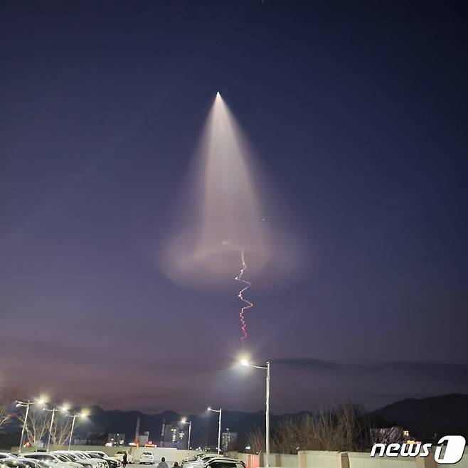 (서울=뉴스1) 임세영 기자 = 30일 서울과 인천, 경기, 충남, 강원 등 전국 곳곳에서 미확인 비행체가 목격됐다. 이 비행체는 1분간 붉고 흰 연기를 내며 하늘 위로 올라간 것으로 전해졌다. 또 비행체 주변으로는 강한 빛이 뿜어져 일대가 조명이 켜진 것처럼 밝았다는 목격담도 잇따르고 있다. 이는 국방과학연구소(ADD)의 고체 추진 우주발사체 비행시험이었던 것으로 밝혀졌다. (독자제공) 2022.12.30/뉴스1  Copyright (C) 뉴스1. All rights reserved. 무단 전재 및 재배포 금지.
