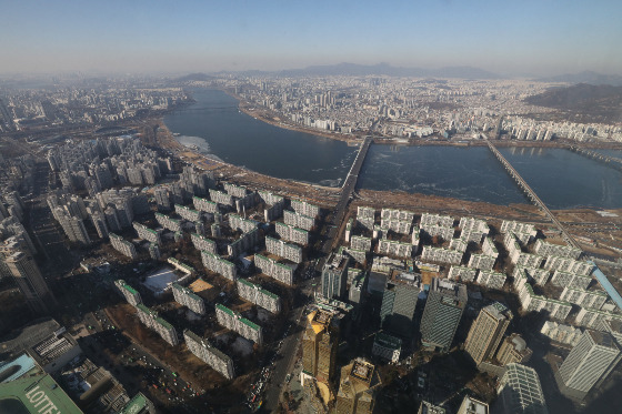 국토교통부는 3일 발표한 '2023년도 업무계획'에서 올해 부동산 규제를 대폭 완화할 것임을 시사했다. 구체적으로는 분양권 전매제한 기간이 큰 폭으로 줄고, 중도금 대출 기준이 사라지며 등록임대제도를 정상화하기로 했다./사진=뉴스1