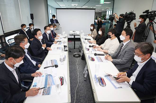 원희룡 국토교통부 장관이 2일 오전 서울 중구 주택도시보증공사 서울북부관리센터를 방문해 전세 사기 관련 현장방문 간담회에서 발언하고 있다. [연합]