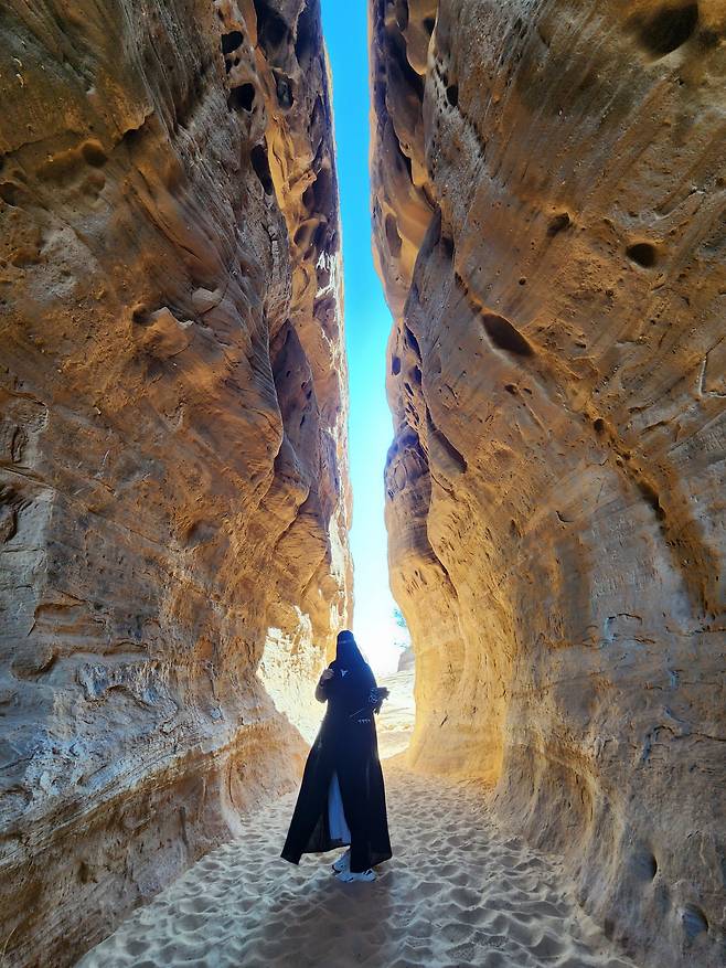 한국인들과 친해진 나머지, 1500~2000년전 돌을 파 만든 회의실 ‘자발 이트리브’에서, 급기야 춤 까지 추는 알울라 여성 도슨트.
