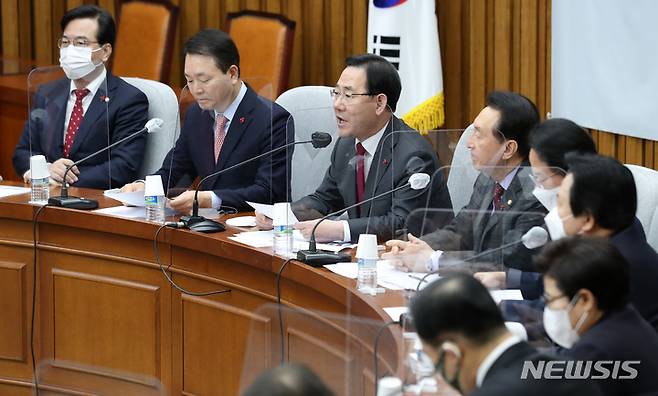 [서울=뉴시스] 이영환 기자 = 주호영 국민의힘 원내대표가 3일 오전 서울 여의도 국회에서 열린 원내대책회의에서 발언을 하고 있다. 2023.01.03. 20hwan@newsis.com