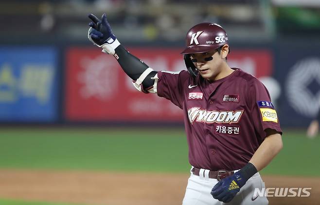 [수원=뉴시스] 이영환 기자 = 20일 경기 수원KT위즈파크에서 열린 2022 KBO 포스트시즌 준플레이오프 4차전 키움 히어로즈 대 KT 위즈의 경기, 3회초 1사 2루에서 키움 이정후가 안타를 날린 후 기뻐하고 있다. 2022.10.20. 20hwan@newsis.com