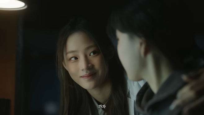 뉴진스 ‘오엠지’(OMG) 뮤직비디오 캡처