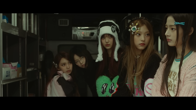 뉴진스 ‘오엠지’(OMG) 뮤직비디오 캡처