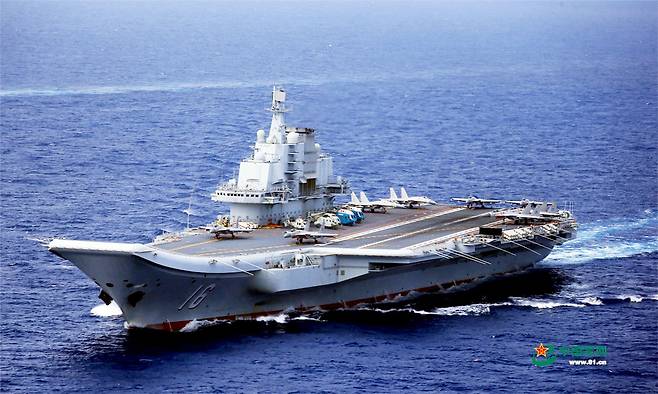 중국 최초의 항공모함인 랴오닝함 편대가 지난달 서태평양과 남해, 동해 등을 넘나들며 실전훈련을 하고 있는 모습.중국군망(中國軍網) 홈페이지 캡처