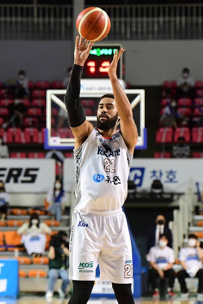 전자랜드 소속으로 뛰던 2020~2021시즌의 데본 스캇. KBL 제공