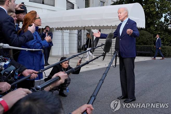 기자들 질문에 답하는 바이든 미국 대통령 (워싱턴 로이터=연합뉴스) 조 바이든 미국 대통령이 2일(현지시간) 워싱턴DC에 있는 백악관 정원에서 기자단과 대화하고 있다. 2023.1.3