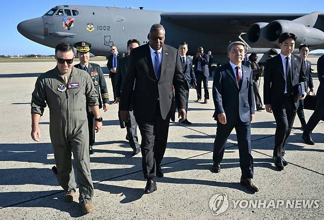 미 전략폭격기 B-52를 찾은 한미 국방부장관  [AP=연합뉴스 자료사진]