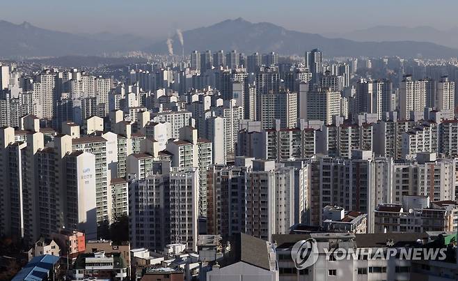 강남3구·용산 빼고 부동산 규제지역 다 푼다 (서울=연합뉴스) 박동주 기자 = 정부가 주택 시장 경착륙을 막기 위해 규제지역을 대거 해제한다. 서울 강남 3구와 용산구를 제외하고 모든 지역이 규제지역에 풀릴 전망이다. 
    사진은 3일 서울 성북구 등 강북지역 아파트 단지의 모습. 2023.1.3 pdj6635@yna.co.kr