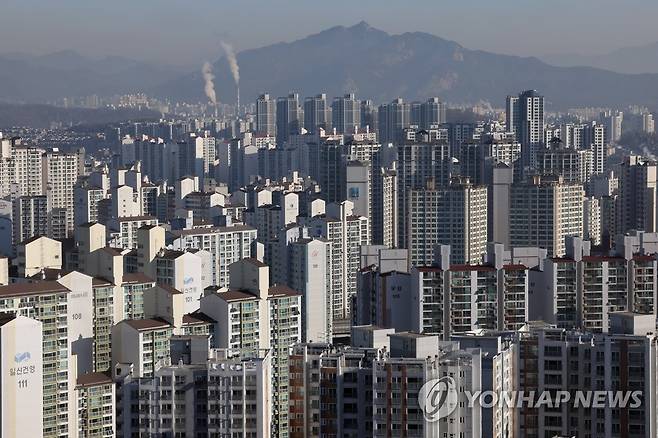 강남3구·용산 빼고 부동산 규제지역 다 푼다 (서울=연합뉴스) 박동주 기자 = 정부가 주택 시장 경착륙을 막기 위해 규제지역을 대거 해제한다. 서울 강남 3구와 용산구를 제외하고 모든 지역이 규제지역에 풀릴 전망이다. 
    사진은 3일 서울 성북구 등 강북지역 아파트 단지의 모습. 2023.1.3 pdj6635@yna.co.kr