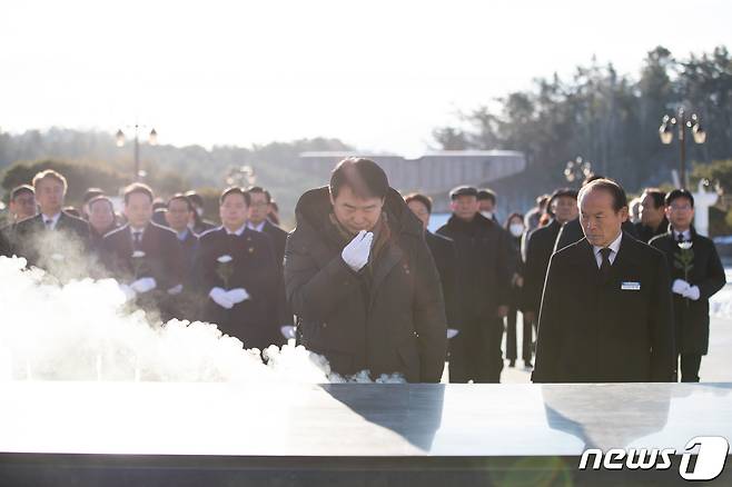 이정선 광주시교육감(가운데)이 2일 국립5·18민주묘지를 참배했다.(광주시교육청 제공)/뉴스1