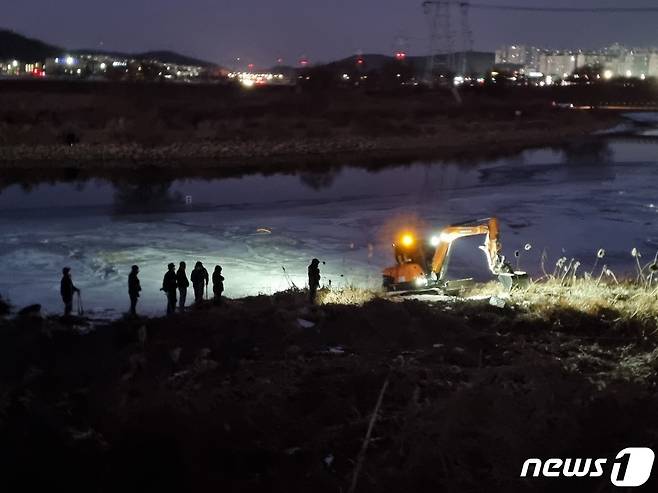 동거녀와 택시기사를 살해한 혐의로 구속된 이기영(31)을 조사 중인 경찰이 3일 오후 경기 파주시 공릉천변에서 중장비를 동원해 수색 작업을 벌이고 있다. 이기영은 동거녀 시신을 강가에 유기했다고 주장했으나 검찰 송치 하루 전인 이날 "교각 근처에 시신을 묻었다＂고 진술을 번복했다. 2023.1.3/뉴스1 ⓒ News1 양희문 기자