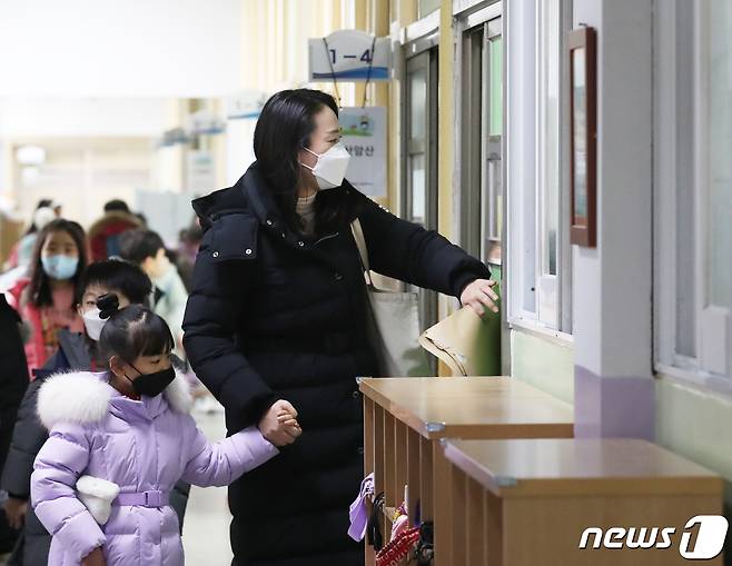 4일 오후 서울 마포구 염리초등학교에서 열린 '2023년 초등학교 예비소집'에서 예비 신입생과 학부모가 1학년 교실을 살펴보고 있다. 2023.1.4/뉴스1 ⓒ News1 송원영 기자