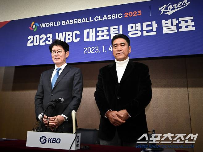 2023 월드베이스볼클래식(WBC) 대표팀 명단 발표 기자회견이 4일 서울 양재동 KBO 야구회관에서 열렸다. 명단 발표에 앞서 이강철 대표팀 감독과 조범현 기술위원장이 포즈를 취하고 있다. 양재동=허상욱 기자wook@sportschosun.com/2023.01.04/