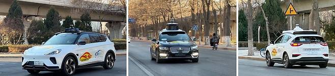 중국 베이징시 다싱구 이좡 ‘베이징시 고급별 자율주행 시범구(BJHAD)’에서 주행 중인 바이두의 자율주행 택시(로보택시). 왼쪽부터 아크폭스, 링컨, 훙치 모델. /김남희 특파원