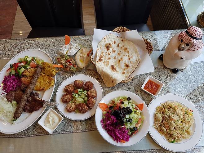 이태원 중동식당 두바이의 다양한 음식들. /이용성 기자