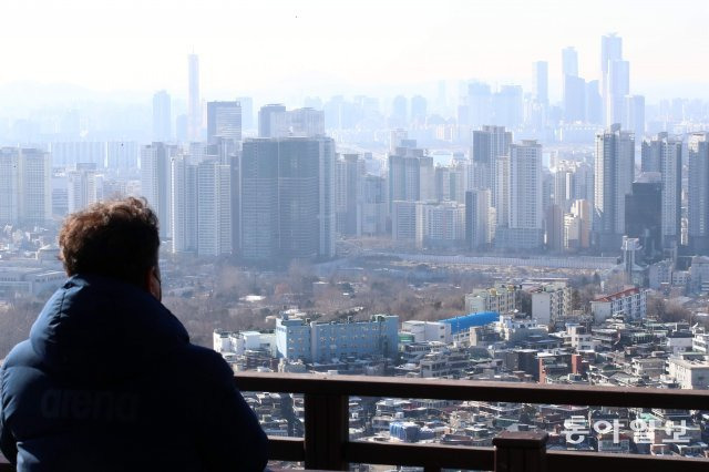 3일 서울 중구 남산에서 바라본 서울시내 아파트가 보이고 있다. 정부가 주택 시장 경착륙을 막기 위해 서울 강남 3구와 용산구를 제외하고 모든 지역에 대한 규제지역을 해제하기로 했다.  전영한 기자 scoopjyh@donga.com