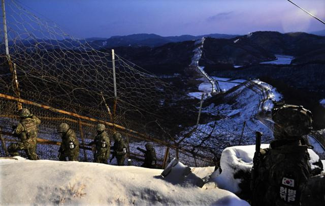 경기 연천군 육군 제5보병사단 독수리여단 GOP 부대 장병들이 이른 새벽 동이 트지 않은 어둠 속에서 DMZ 완전 경계 작전 성공을 위해 철책선을 정밀 점검하고 있다.