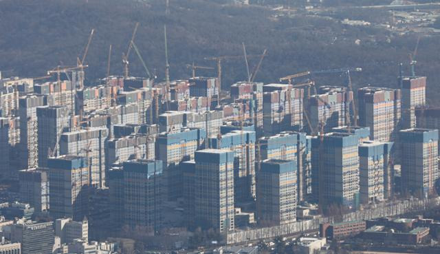 4일 서울 송파구 롯데월드타워 서울스카이 전망대에서 바라본 둔촌주공 재건축단지. 뉴시스