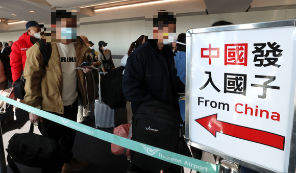 중국발 입국자에 대한 코로나19 검사 의무화가 시작된 2일 인천 중구 인천공항 입국장에서 중국발 입국자들이 입국을 기다리고 있다.(기사와 무관한 사진) [사진=뉴시스]