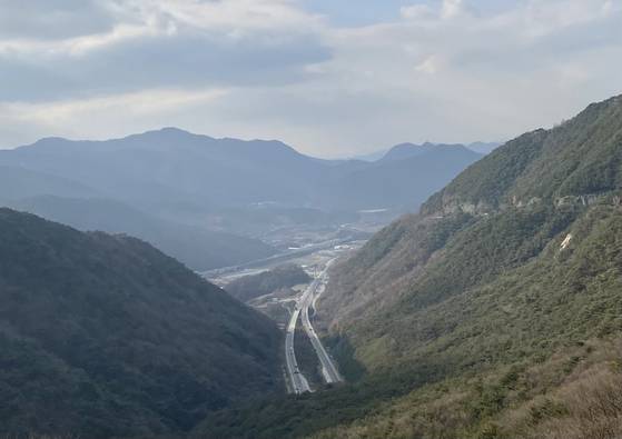 경북 문경과 충북 괴산을 잇는 고개로 새재와 경쟁한 이화령은 예전 '이유릿재'로도 불렸다. '신증동국여지승람'에서 이화현(伊火峴)이라 적었는데, 훗날 일본인들이 이화령(梨花嶺)으로 바꿨다고 한다. 오른쪽 산중턱에 난 길이 이화령 옛길에 난 도로이고, 아래는 이화령터널로 이어지는 국도 3호선이다. 김홍준 기자