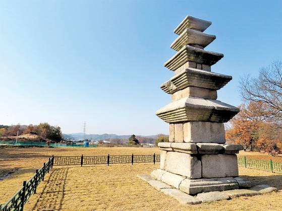 충북 청주시 상당구 가덕면 계산리에 있는 계산리 오층석탑. 이곳에 있던 절은 고려 시대 중기에 지은 것으로 추정되는데, 이름도. 주춧돌 조차 남기지 않은 채 사라졌다. 이 드넓은 절터에 홀로 남은 탑은 1969년에 보물로 지정됐다. 김홍준 기자