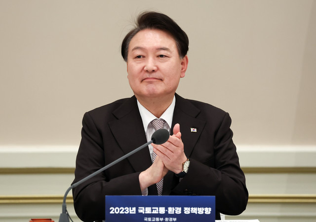 윤석열 대통령이 3일 오후 청와대 영빈관에서 열린 2023년 국토교통부-환경부 업무보고에서 박수치고 있다. 2023.1.3 [대통령실 제공. 재판매 및 DB 금지] 연합뉴스