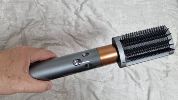 다이슨 에어랩 컴플리트에 스무딩 브러시를 끼운 모습. 정옥재 기자