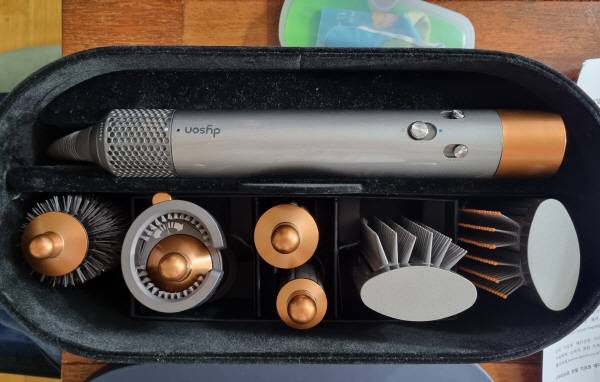 다이슨은 제품을 특별해 보이도록 한 파우치를 제공한다. 정옥재 기자