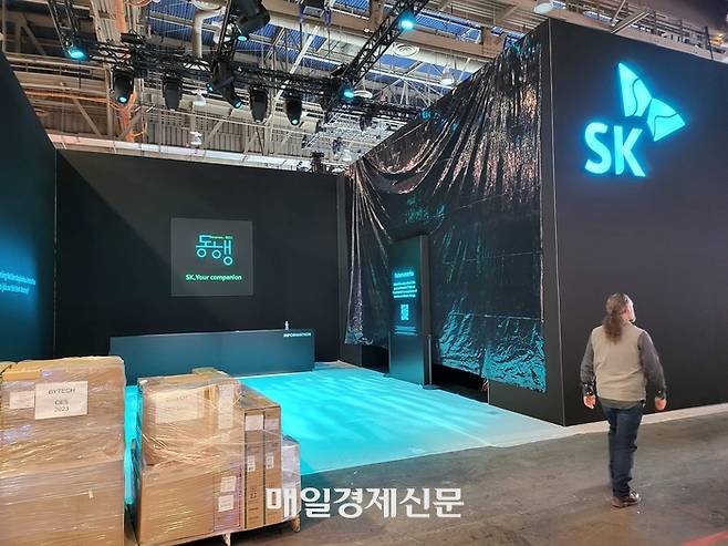 청록색 SK 로고로 장식한 SK그룹 통합전시관. CES 2023 개막을 앞두고 3일(현지시간)  방문한 SK그룹 통합전시관엔 마무리 작업이 한창 진행 중이었다. <이영욱 기자>