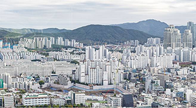 서울, 수도권 아파트 매매가가 급락하면서 새해 집값이 바닥을 치고 반등할지 관심이 쏠린다. 사진은 서울 아파트 전경. (매경DB)