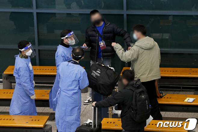 (인천공항=뉴스1) 민경석 기자 = 중국발 입국자에 대해 코로나19 검사를 하는 고강도 방역 대책이 시행된 2일 인천국제공항 제1터미널 입국장에서 중국발 입국자들이 방역 관계자들의 안내를 받고 있다. 사진은 기사 내용과 무관. (공동취재) 2023.1.2/뉴스1  Copyright (C) 뉴스1. All rights reserved. 무단 전재 및 재배포 금지.