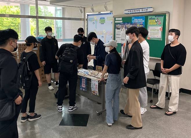 지난 5월 전남 순천시 소재 순천대학교에서 학생들이 꽁초를 밀봉할 수 있는 ‘시가랩’ 상품을 나눠주고 있다. [구영서씨 제공]