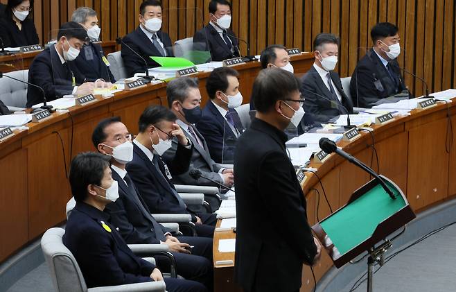 박성민 서울청 전 정보부장이 4일 오후 국회에서 열린 '이태원 참사 국정조사 특별위원회 1차 청문회'에서 의원 질의에 답변하고 있다. [연합]