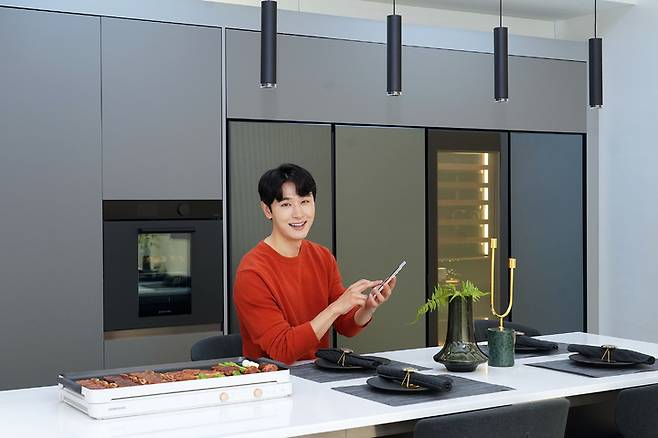 [서울=뉴시스] 삼성전자 모델이 삼성 디지털프라자 용인구성본점에서 스마트싱스(SmartThings) 기반 홈 IoT 솔루션을 적용한 스마트 아파트 서비스를 소개하고 있는 모습. (사진=삼성전자) 2022.11.09. photo@newsis.com  *재판매 및 DB 금지