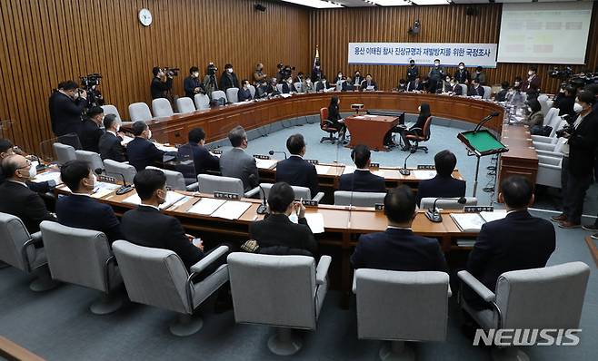 [서울=뉴시스] 이영환 기자 = 우상호 위원장이 4일 오전 서울 여의도 국회에서 열린 용산 이태원 참사 진상 규명 및 재발 방지를 위한 국정조사특별위원회 청문회를 주재하고 있다. 2023.01.04. 20hwan@newsis.com