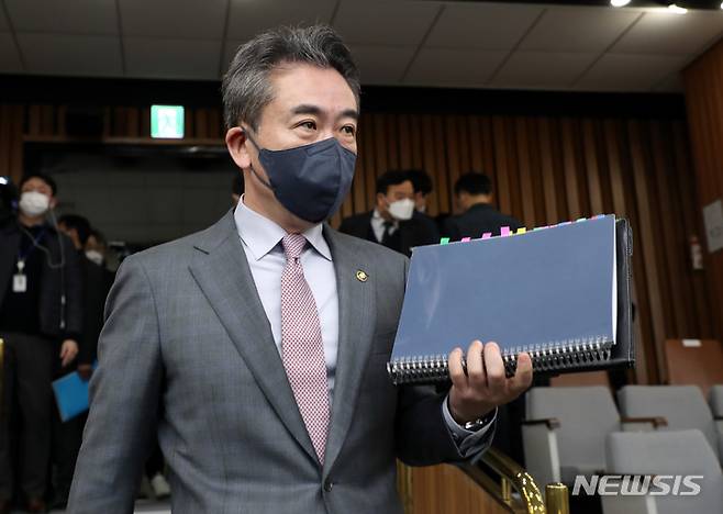 [서울=뉴시스] 이영환 기자 = 윤희근 경찰청장장이 4일 오전 서울 여의도 국회에서 열린 용산 이태원 참사 진상 규명 및 재발 방지를 위한 국정조사특별위원회 청문회에 증인으로 출석하고 있다. 2023.01.04. 20hwan@newsis.com