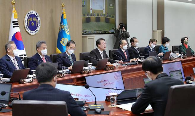 윤석열 대통령이 3일 서울 용산 대통령실 청사에서 열린 올해 첫 국무회의에서 발언하고 있다. 대통령실통신사진기자단