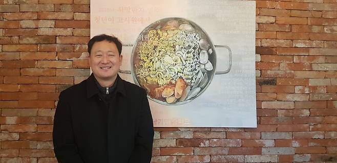 이문수 신부 - ‘김치찌개 파는 신부’로 불리는 이문수 신부가 3일 서울 성북구 정릉시장에 위치한 ‘청년밥상문간’에서 서울신문과 인터뷰를 하고 있다.