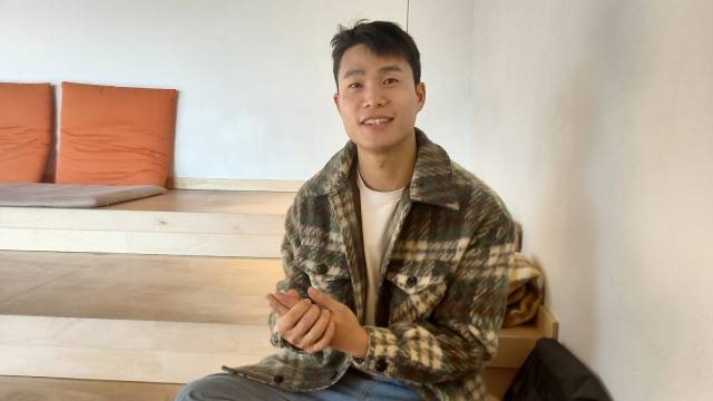 최동녘 공동대표가 카페 감자밭에서 국민 간식으로 떠오른 ‘감자빵’에 대해 설명하고 있다.