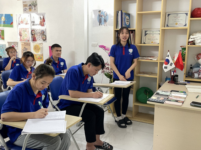 한국 유학을 준비 중인 교뉴잇후이(19) 씨가 지난달 20일 베트남 하노이의 한 유학원에서 한국어로 자기소개를 하고 있다. 베트남 정부의 정식 허가를 받은 이 유학원은 유학 준비 과정부터 입국 후 학교 생활 적응까지 학생들을 체계적으로 관리한다. 하노이=김남명 기자