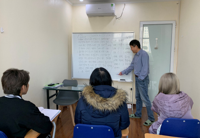 서석용 한국이민사회전문가협회 하노이 지사장이 지난달 18일 베트남 하노이에서 한국 유학을 준비하는 학생들에게 한국어를 가르치고 있다. 협회는 베트남 학생들의 유학 준비를 돕기 위해 한국어 및 문화 교육 등 다양한 프로그램을 실시하고 있다. 하노이=김남명 기자