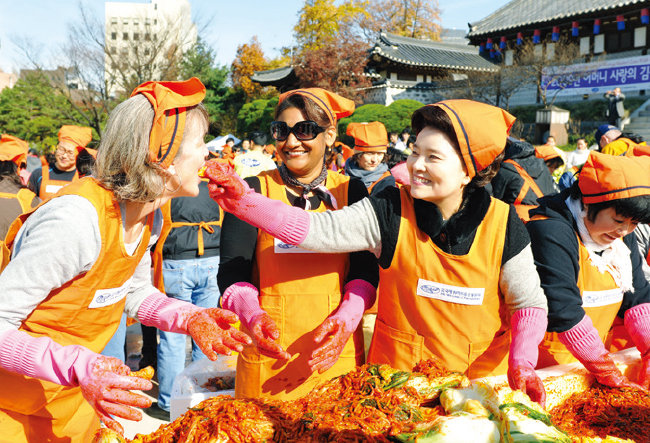 주한 외교관 가족과 함께한 제7회 어머니 사랑의 김장 나누기.