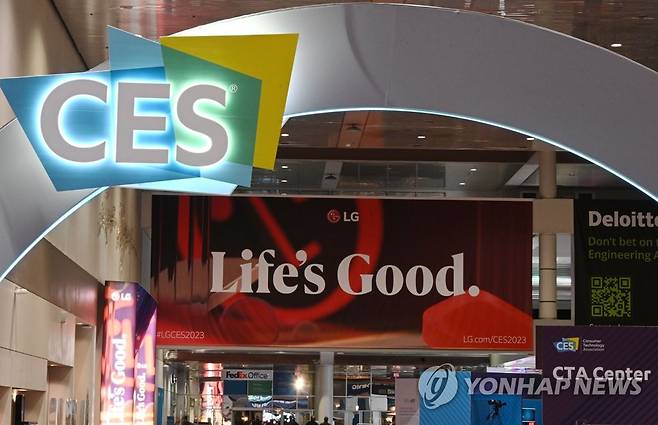 LG전자, 'Life's Good'을 주제로 'CES 2023' 관람객 맞이 (서울=연합뉴스) LG전자가 오는 5일부터 8일까지(현지시간) 미국 라스베이거스에서 열리는 세계 최대 가전·IT 전시회 'CES 2023' 에서 'Life's Good(라이프스굿)'을 소개하는 광고판을 설치해 관람객을 맞이한다고 3일 밝혔다. 사진은 라스베이거스 컨벤션센터(LVCC)에 설치된 LG전자 광고판. 2023.1.3 [LG전자 제공. 재판매 및 DB 금지] photo@yna.co.kr